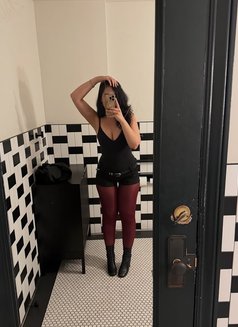 Vivian - escort in Kobe Photo 1 of 2