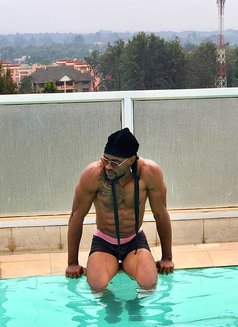 Vixon Abs - masseur in Nairobi Photo 18 of 19