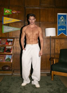 Vlad - Male escort in Dubai Photo 4 of 5