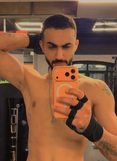 Walid for men women رجال ونساء - Male escort in Abu Dhabi Photo 5 of 12