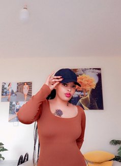 Wangari - masseuse in Nairobi Photo 2 of 4