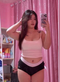 Waty - escort in Singapore Photo 3 of 6