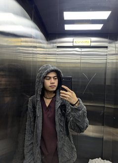 Wave 69 - Acompañantes masculino in Doha Photo 14 of 17