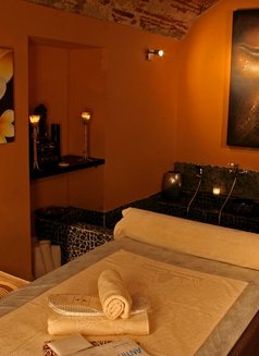 Wayang Center | TANTRIC & EROTIC MASSAGE - masseuse in Lisbon Photo 4 of 21