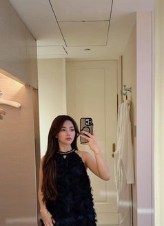 Wendy - escort in Singapore Photo 2 of 3
