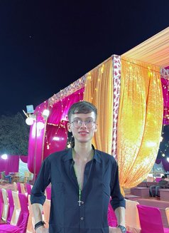 White Dicktop - Male escort in New Delhi Photo 7 of 15