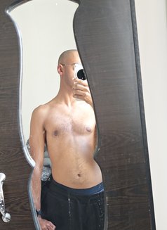 Who - Acompañantes masculino in Al Manama Photo 1 of 1