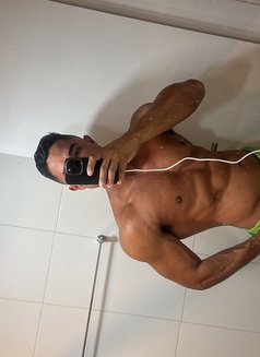 Will Basaglia - Male escort in Singapore Photo 4 of 6