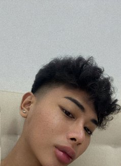 William - Male escort in Al Manama Photo 11 of 14