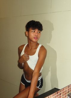 William - Male escort in Al Manama Photo 12 of 14