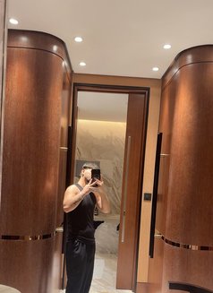 William - Male escort in Dubai Photo 4 of 5