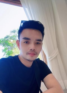 Leo - Male escort in Dubai Photo 3 of 10