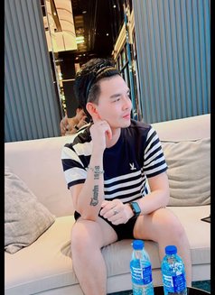 Leo - Male escort in Dubai Photo 5 of 10
