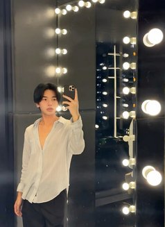Winter Asian Twink - masseur in Dubai Photo 5 of 5
