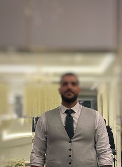 Wiss - Male companion in Beirut Photo 2 of 4