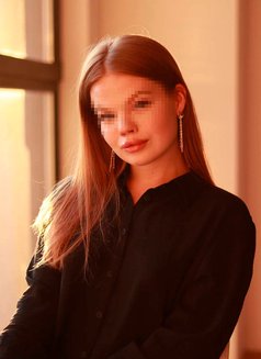 Yana - puta in Dubai Photo 3 of 7