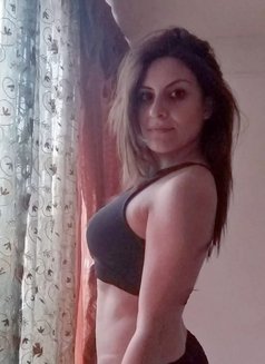 Yanine - escort in Bordeaux Photo 2 of 3