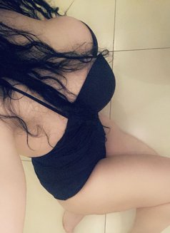 Yara - puta in Dubai Photo 9 of 11