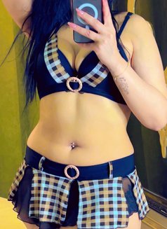 Yaraa - puta in Dubai Photo 2 of 16