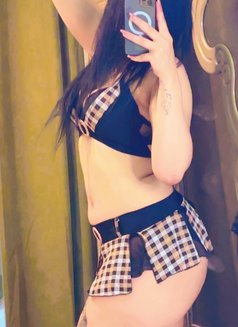 Yaraa - puta in Dubai Photo 12 of 16