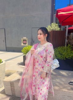 Yashika Mahajan Indian Babe - puta in Dubai Photo 1 of 2
