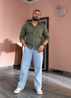 Yashu - Male escort in New Delhi Photo 2 of 7