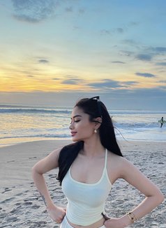 Yasmin - puta in Bali Photo 9 of 21