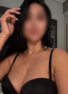 Yasmin - companion in Doha Photo 1 of 10
