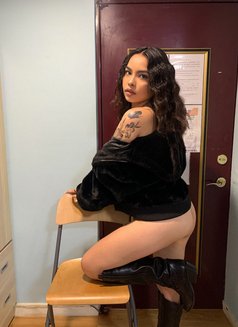 Yen - escort in Taipei Photo 1 of 10