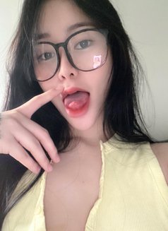 Yiyi - escort in Manila Photo 2 of 3