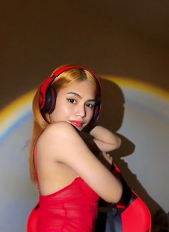 Yogirleirabella - Transsexual escort in Manila Photo 6 of 7