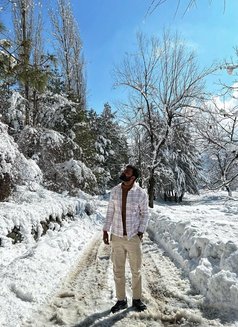 Young and Empathetic Guy for Ladies - Acompañante masculino in Bangalore Photo 3 of 3