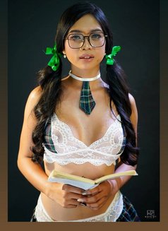 YOUNG AND FRESH 18 YEARS OLD (VERSATILE) - Transsexual escort in Singapore Photo 28 of 29