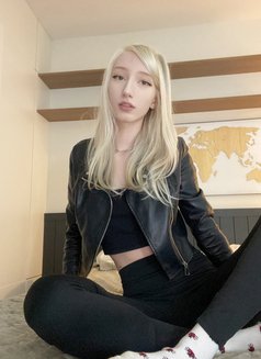 Young Blonde Emily - companion in Dubai Photo 10 of 11