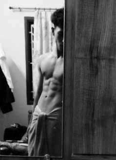 Young Hunk - Acompañantes masculino in Dubai Photo 1 of 4