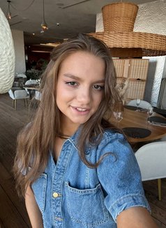 Young Natalie Full Service Anal - puta in Dubai Photo 8 of 12