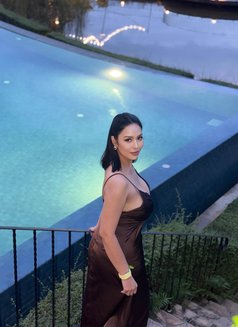 Curvy_olivia on TG - puta in Singapore Photo 3 of 6
