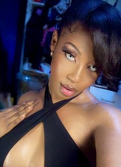 Shyna in business bay - Transsexual escort in Dubai Photo 2 of 9