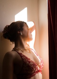Your classy independant french escort - Masajista in Paris Photo 7 of 7