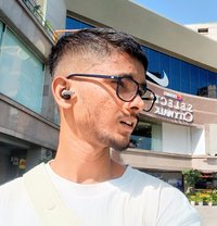 Yours Truly - Acompañantes masculino in New Delhi