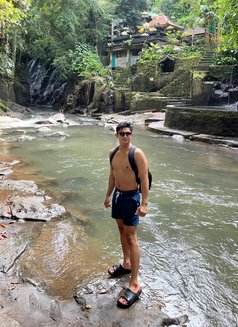 Yoyoways - Male escort in Bali Photo 4 of 7