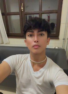 Yuhan - Transsexual escort in Riyadh Photo 5 of 9