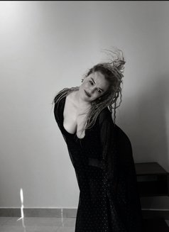 Yulia - puta in Al Manama Photo 4 of 6