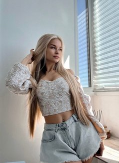 Nastya - puta in Dubai Photo 2 of 7