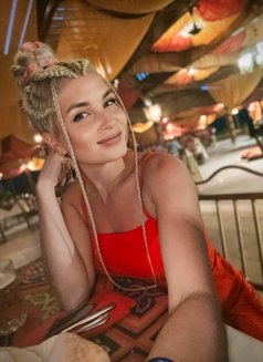 Yulia - puta in İstanbul Photo 5 of 6