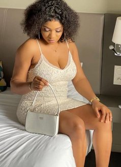 Yummy - escort in Kuwait Photo 5 of 7