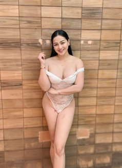 Yuna Babe - puta in Singapore Photo 3 of 8