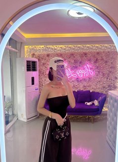 Yuna - escort in Taipei Photo 5 of 7