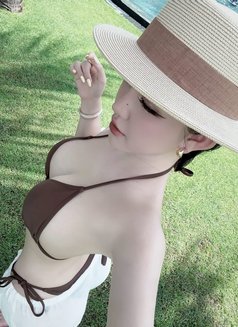 Yunali - escort in Singapore Photo 5 of 9