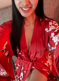 Yuri - puta in Dubai Photo 1 of 7